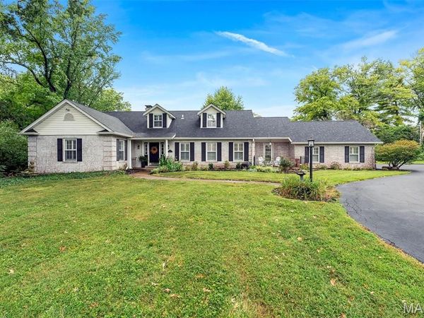 14 Long Meadows Lane, Town and Country, MO 63131