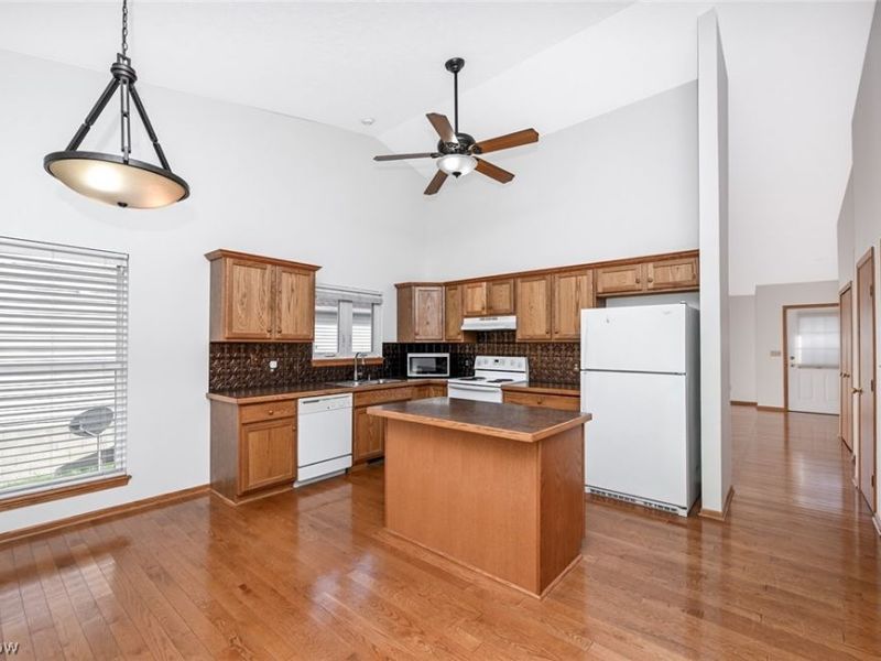 2156 Thornbury Lane, Akron, OH 44319 Photo 3