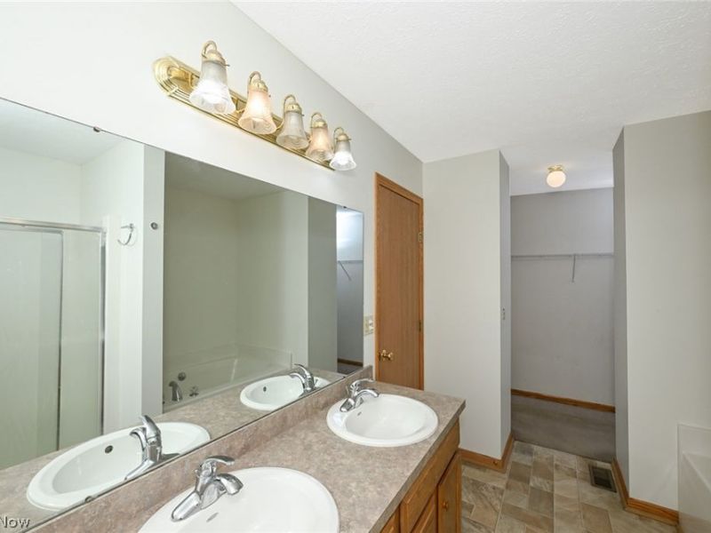 2156 Thornbury Lane, Akron, OH 44319 Photo 9