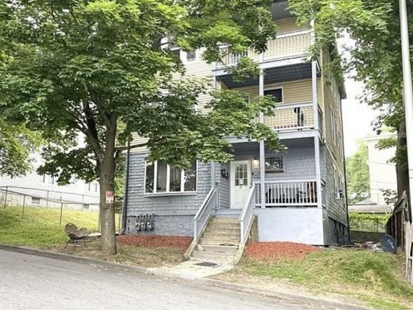 11 Leon St, Worcester, MA 01604