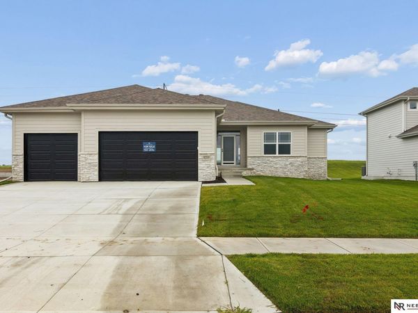 8704 Legacy Street, Papillion, NE 68046