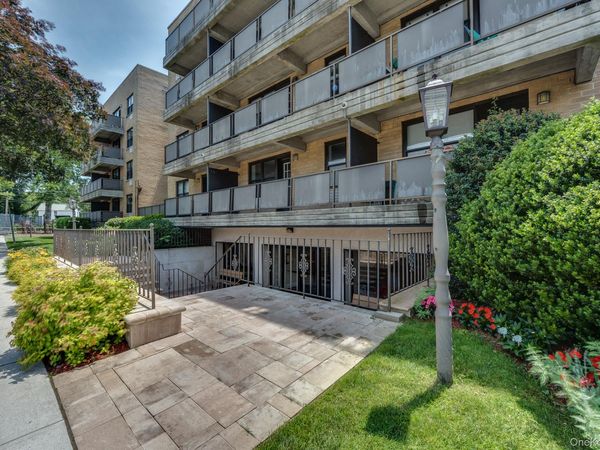 101 Jackson Avenue, Unit 2J, Mineola, NY 11501