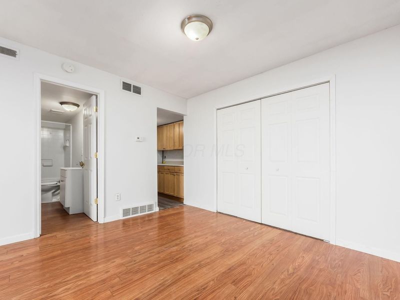 1126 Merrimar Circle N, Unit H, Columbus, OH 43220 Photo 13