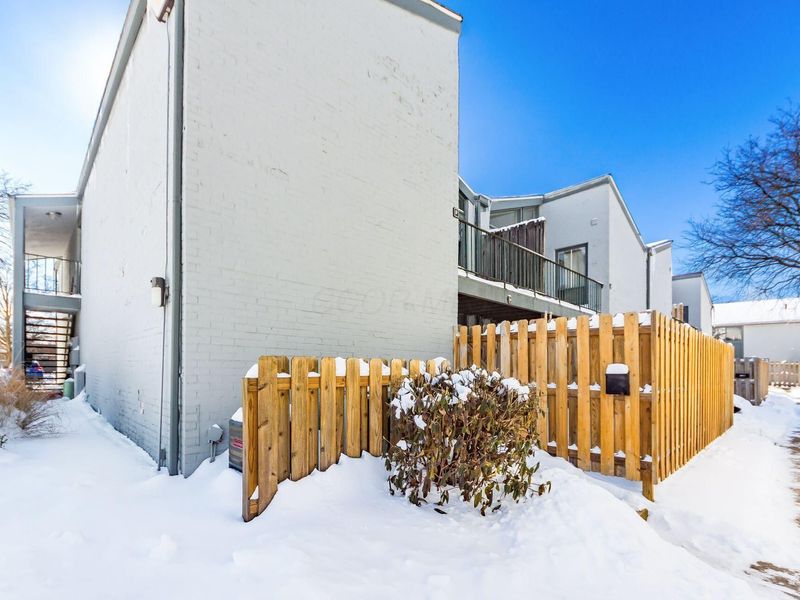 1126 Merrimar Circle N, Unit H, Columbus, OH 43220 Photo 3