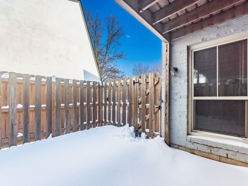 1126 Merrimar Circle N, Unit H, Columbus, OH 43220 Photo 6