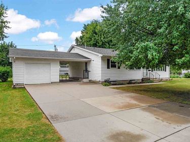 1015 29th St NE, Cedar Rapids, IA 52402