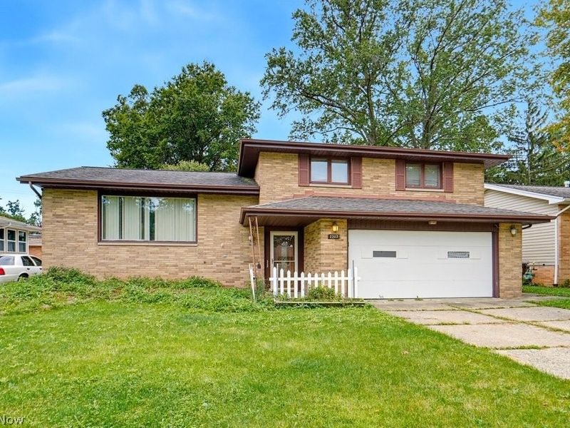 2207 Oaklawn Drive, Parma, OH 44134 Photo 2