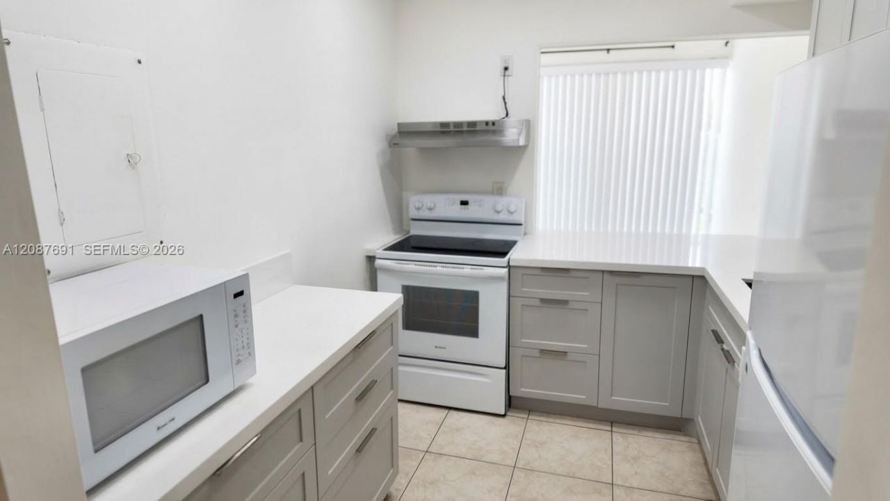 200 177th Dr, Unit 308, Sunny Isles Beach, FL 33160 Photo