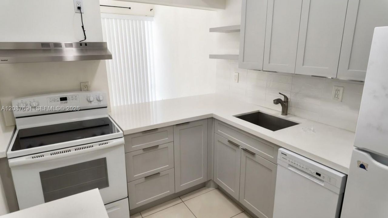 200 177th Dr, Unit 308, Sunny Isles Beach, FL 33160 Photo