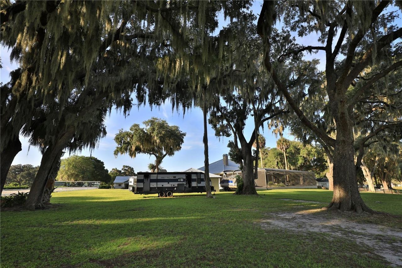 11811 SE Sunset Harbor Road, Weirsdale, FL 32195 Photo