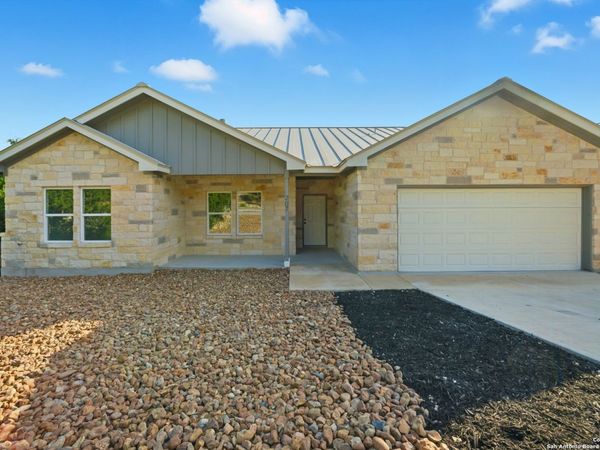 207 DEER OAKS DR, Lakehills, TX 78063