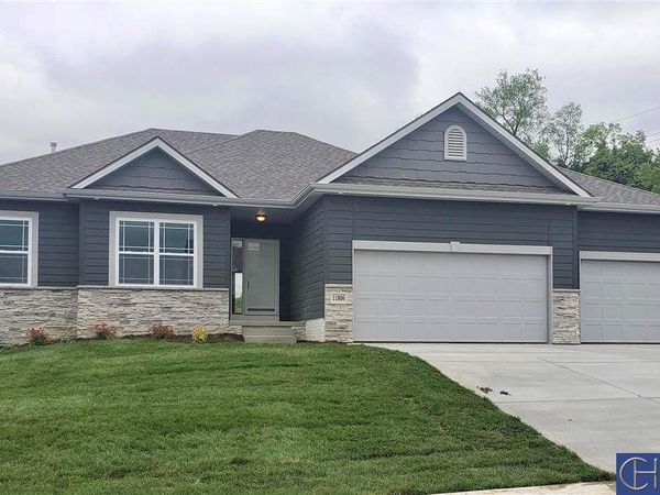 11002 Ranch Drive, Papillion, NE 68046