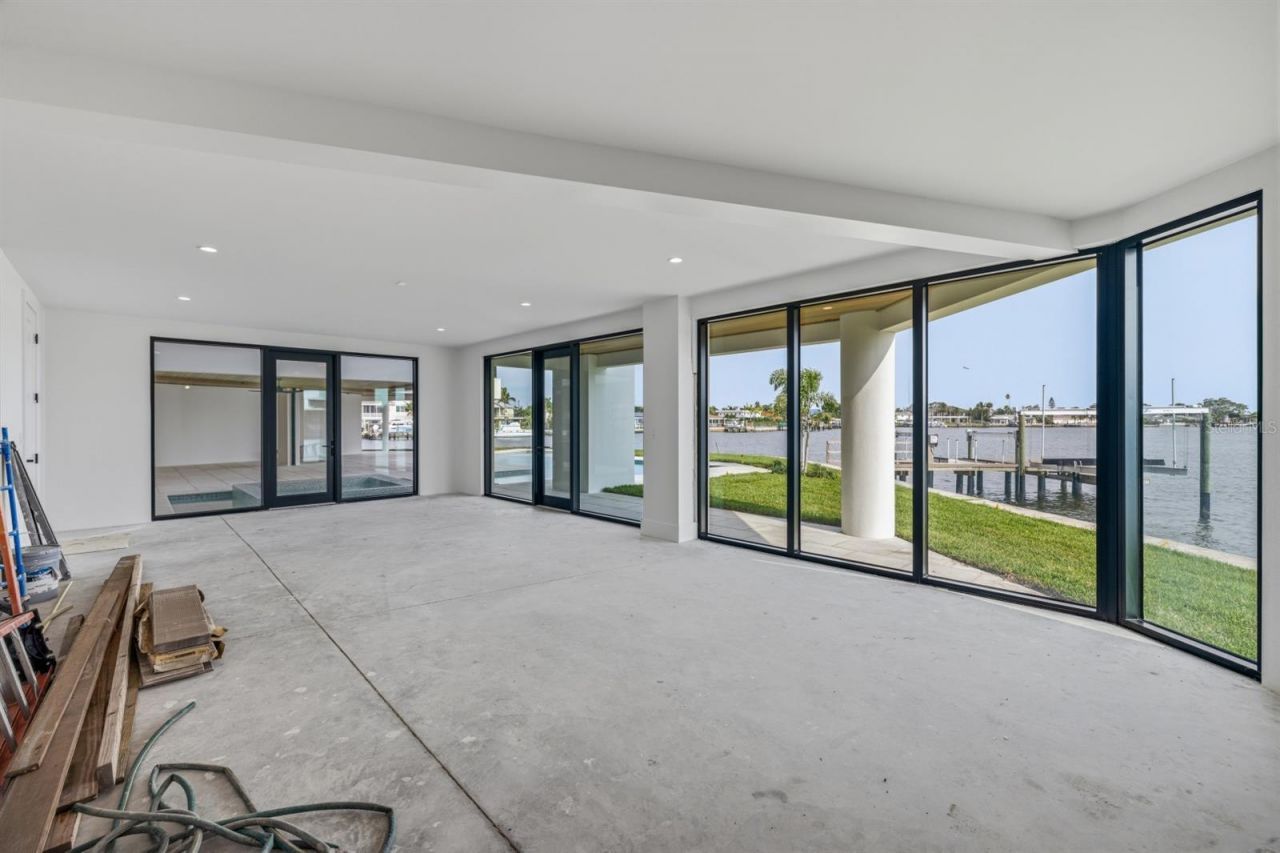 6503 Debbie Lane S, Saint Petersburg, FL 33707 Photo