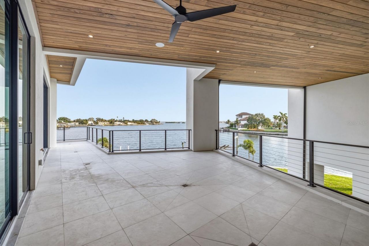 6503 Debbie Lane S, Saint Petersburg, FL 33707 Photo