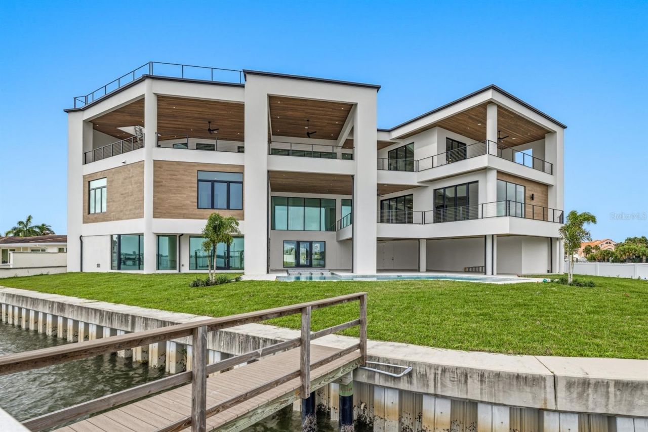 6503 Debbie Lane S, Saint Petersburg, FL 33707 Photo