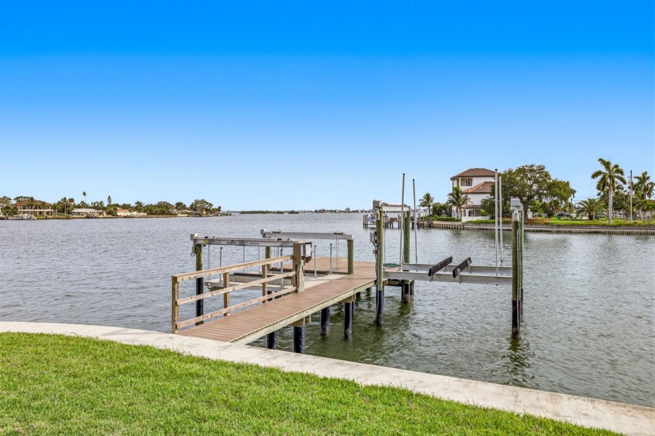 6503 Debbie Lane S, Saint Petersburg, FL 33707 Photo