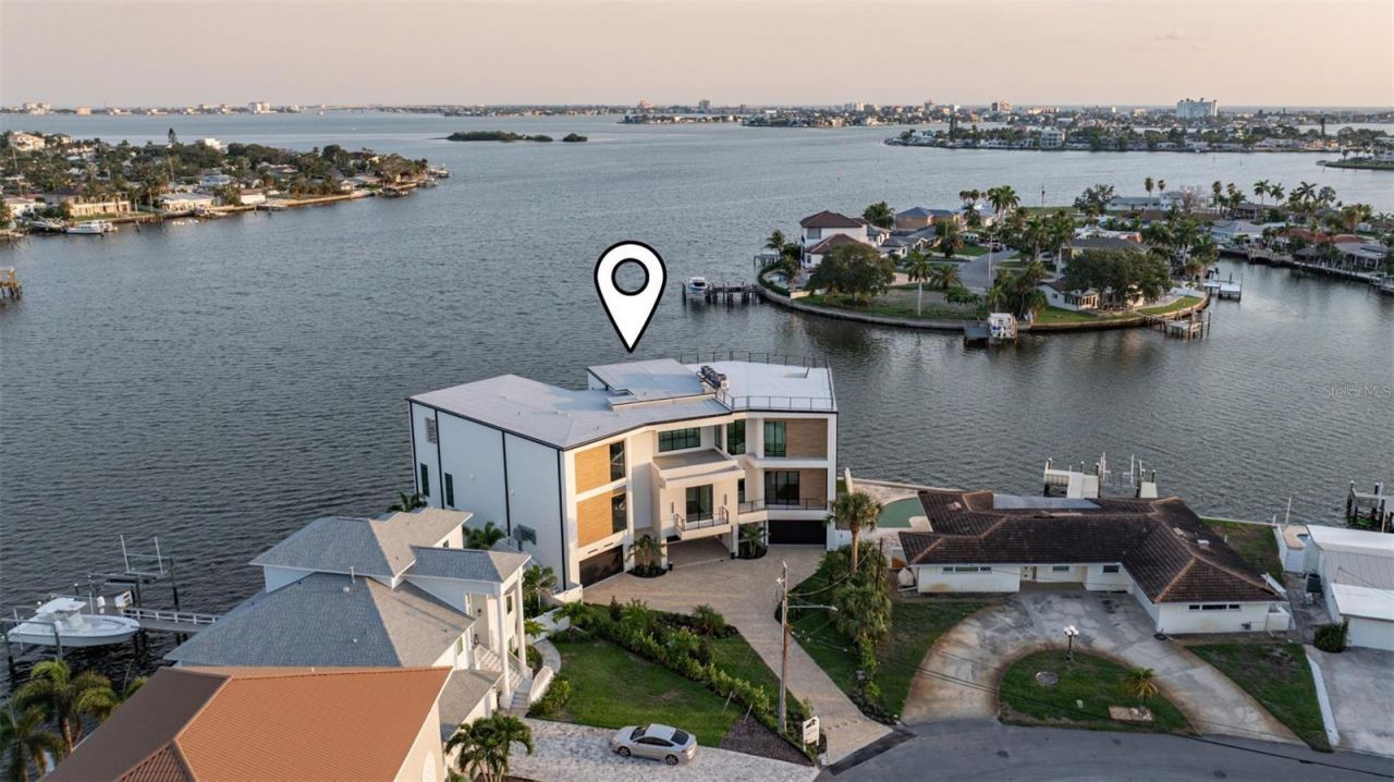 6503 Debbie Lane S, Saint Petersburg, FL 33707 Photo