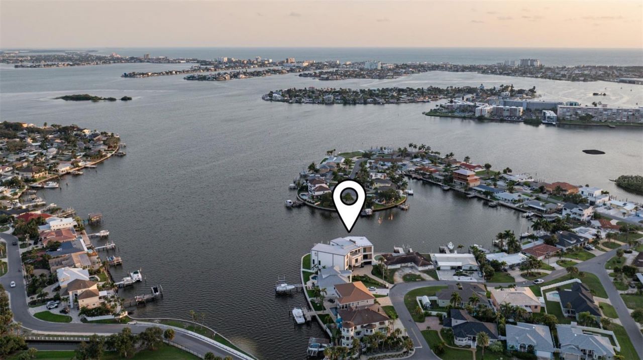 6503 Debbie Lane S, Saint Petersburg, FL 33707 Photo