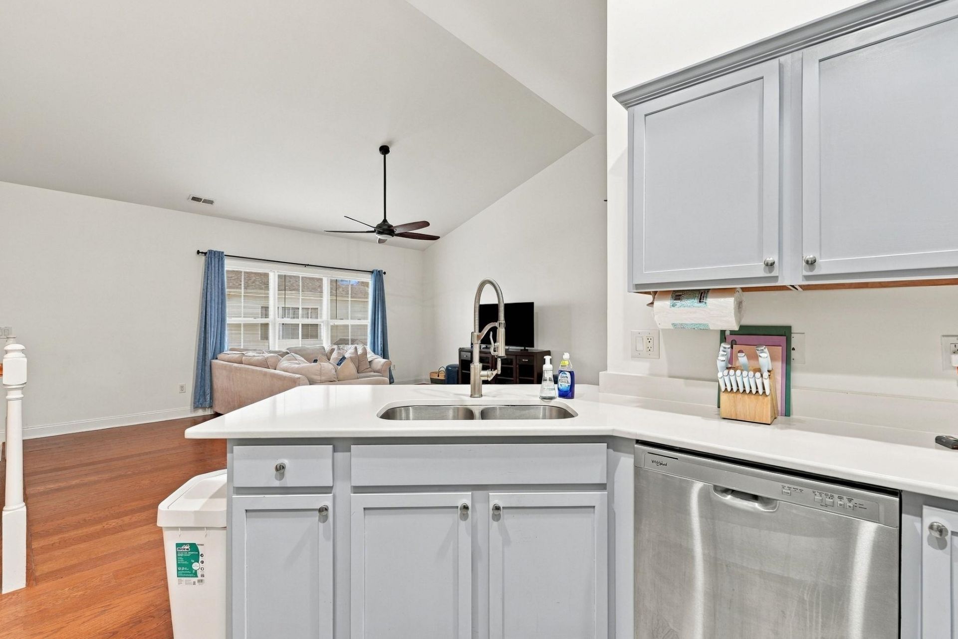 587 Sunnyside Ave. Photo 10