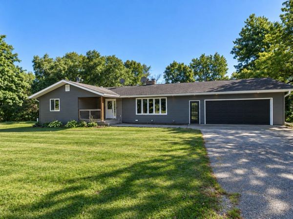 1011 N Cordova Avenue, Le Center, MN 56057