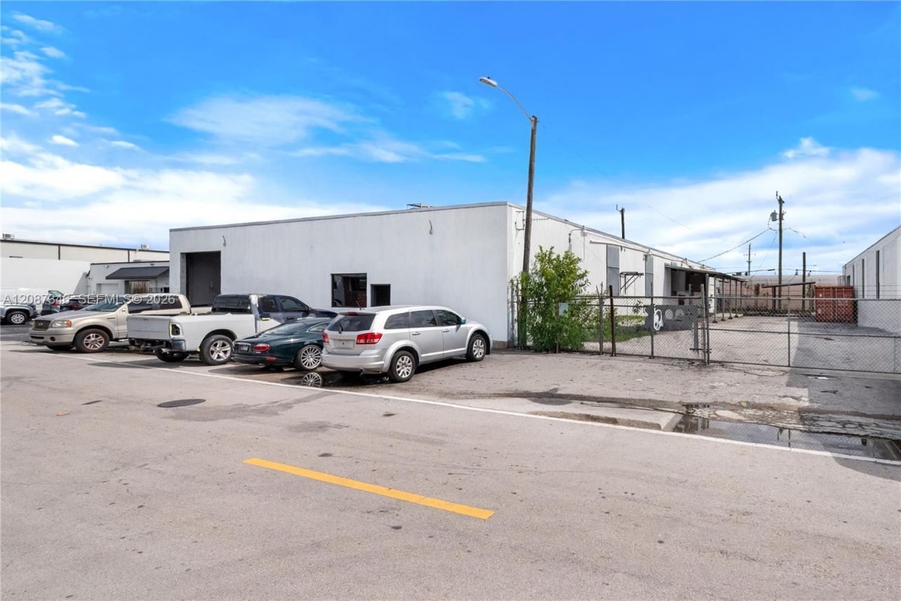 1050 E 24th St, Hialeah, FL 33013 Photo