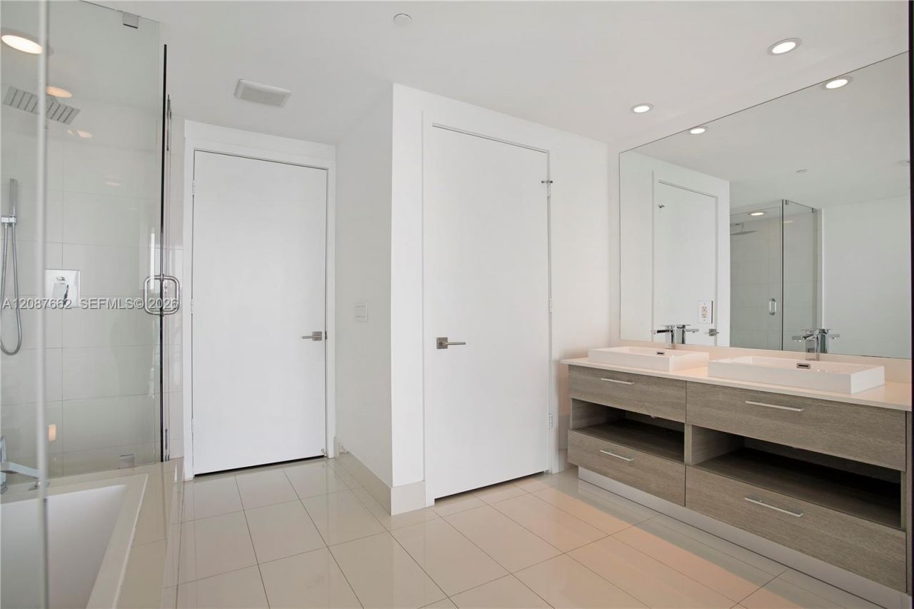 650 NE 32nd St, Unit 2802, Miami, FL 33137 Photo