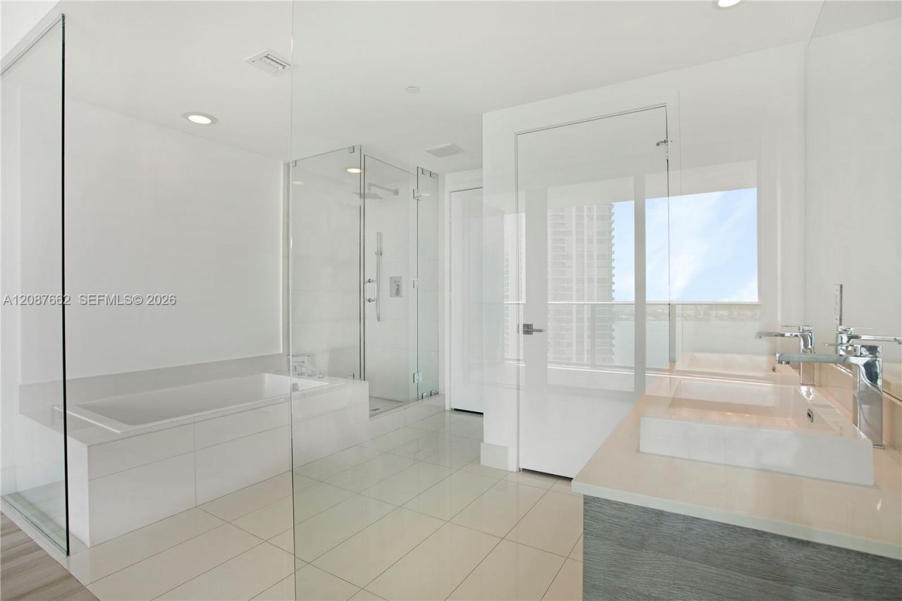650 NE 32nd St, Unit 2802, Miami, FL 33137 Photo