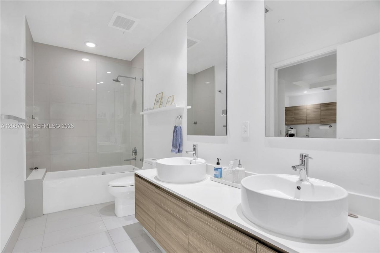 121 NE 34th St, Unit L202, Miami, FL 33137 Photo