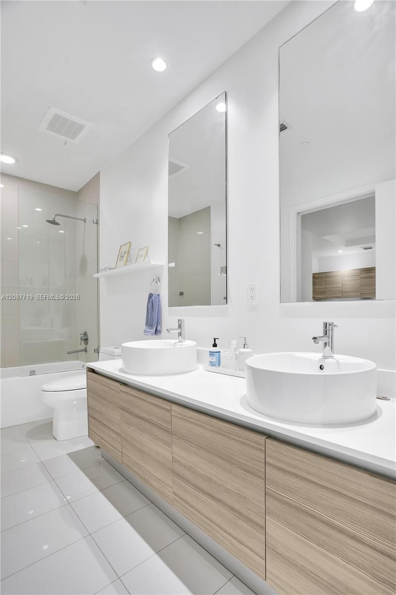 121 NE 34th St, Unit L202, Miami, FL 33137 Photo