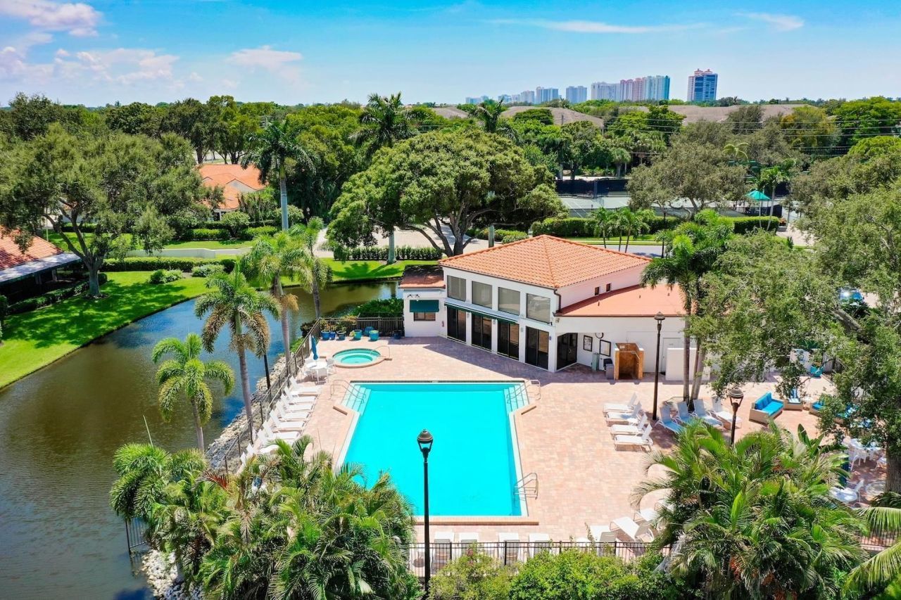 592 Beachwalk Circle, Unit 105, Naples, FL 34108 Photo
