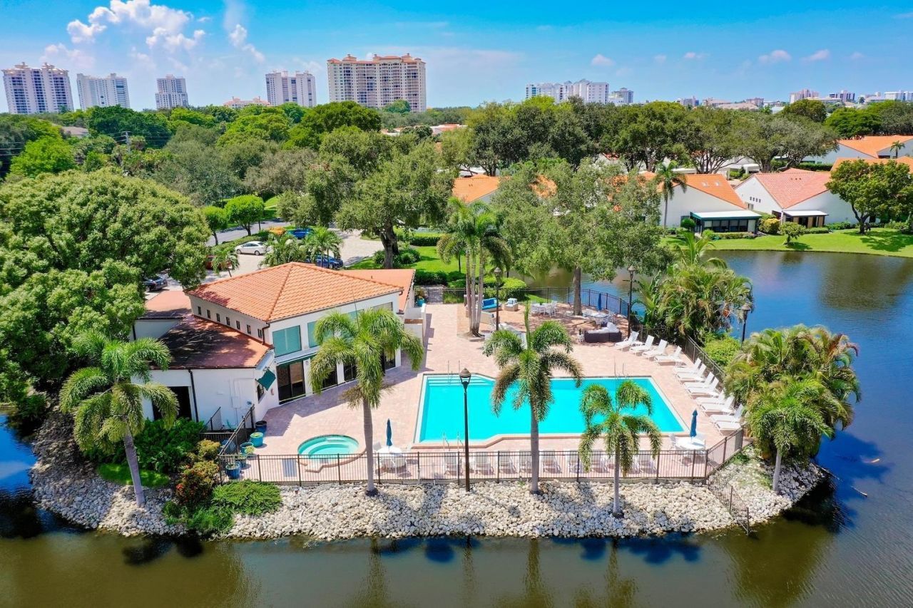 592 Beachwalk Circle, Unit 105, Naples, FL 34108 Photo