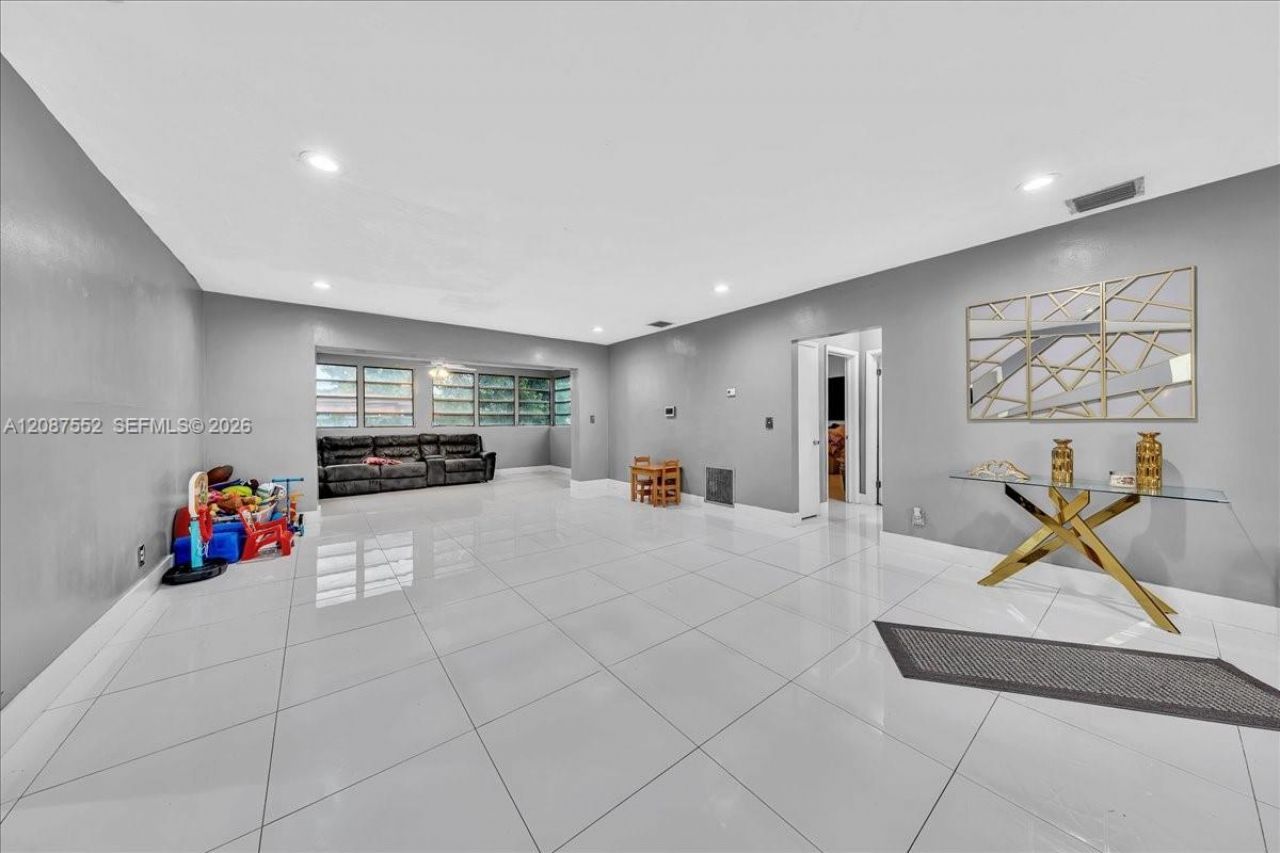 1745 NW 189th Ter, Miami Gardens, FL 33056 Photo