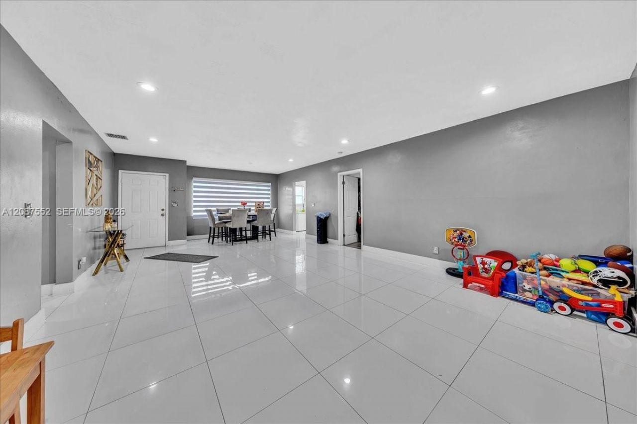 1745 NW 189th Ter, Miami Gardens, FL 33056 Photo