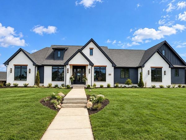464 Stonebridge Pkwy , Valparaiso, IN 46383