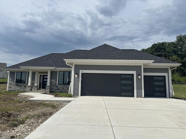 110 Retzer View Ct, Waukesha, WI 53188