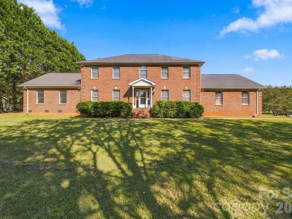 4131 Wandering Lane NE, Hickory, NC 28601