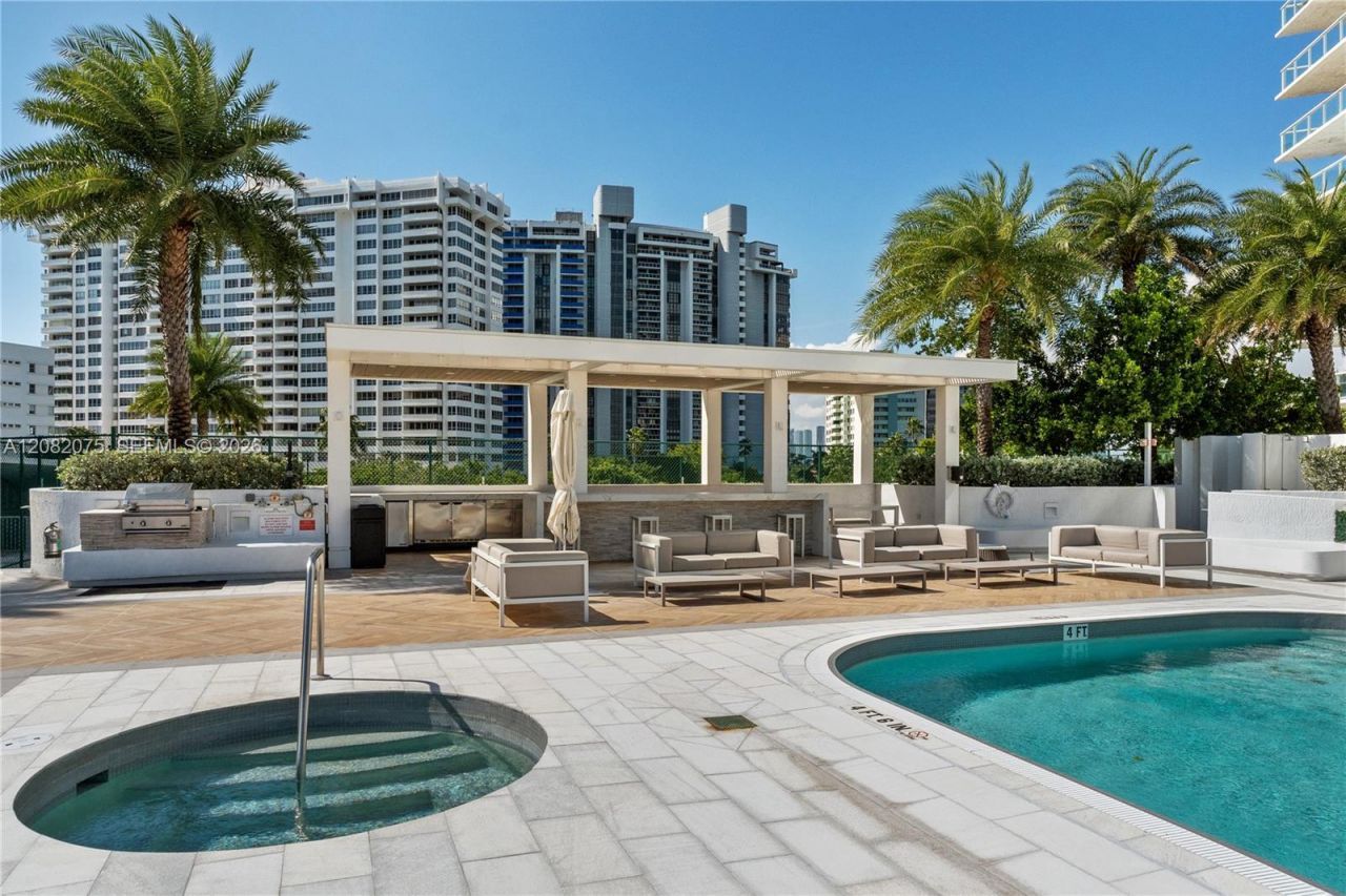 10 Venetian Way, Unit 604, Miami Beach, FL 33139 Photo
