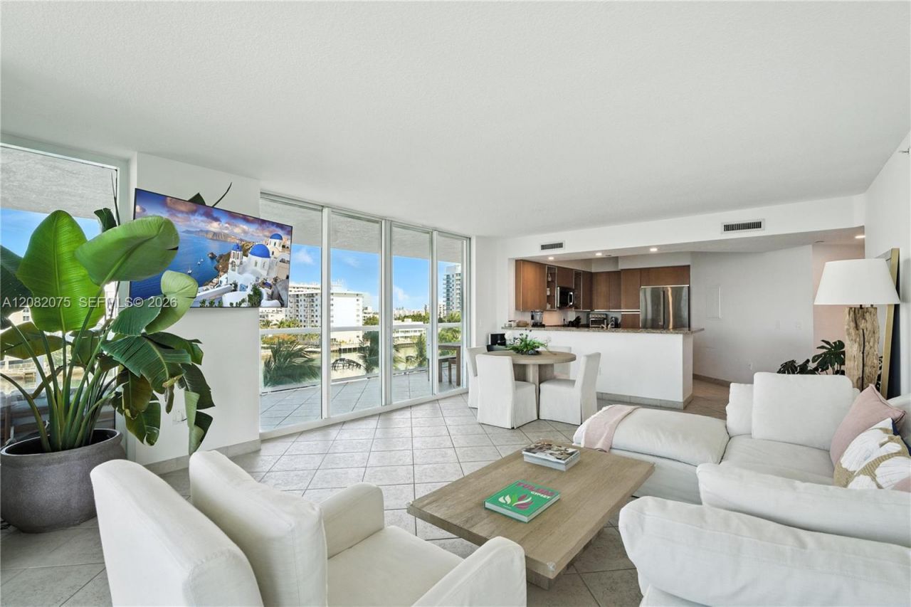 10 Venetian Way, Unit 604, Miami Beach, FL 33139 Photo