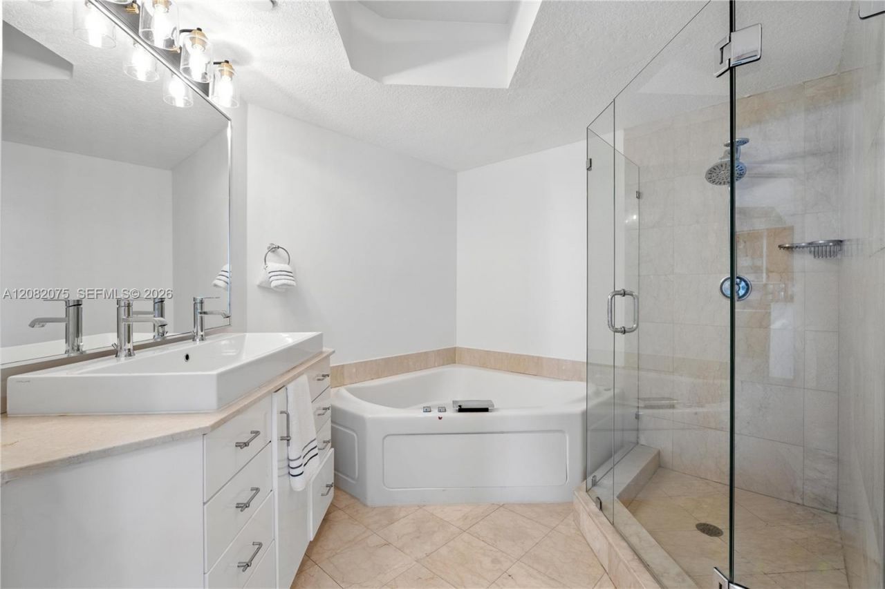 10 Venetian Way, Unit 604, Miami Beach, FL 33139 Photo