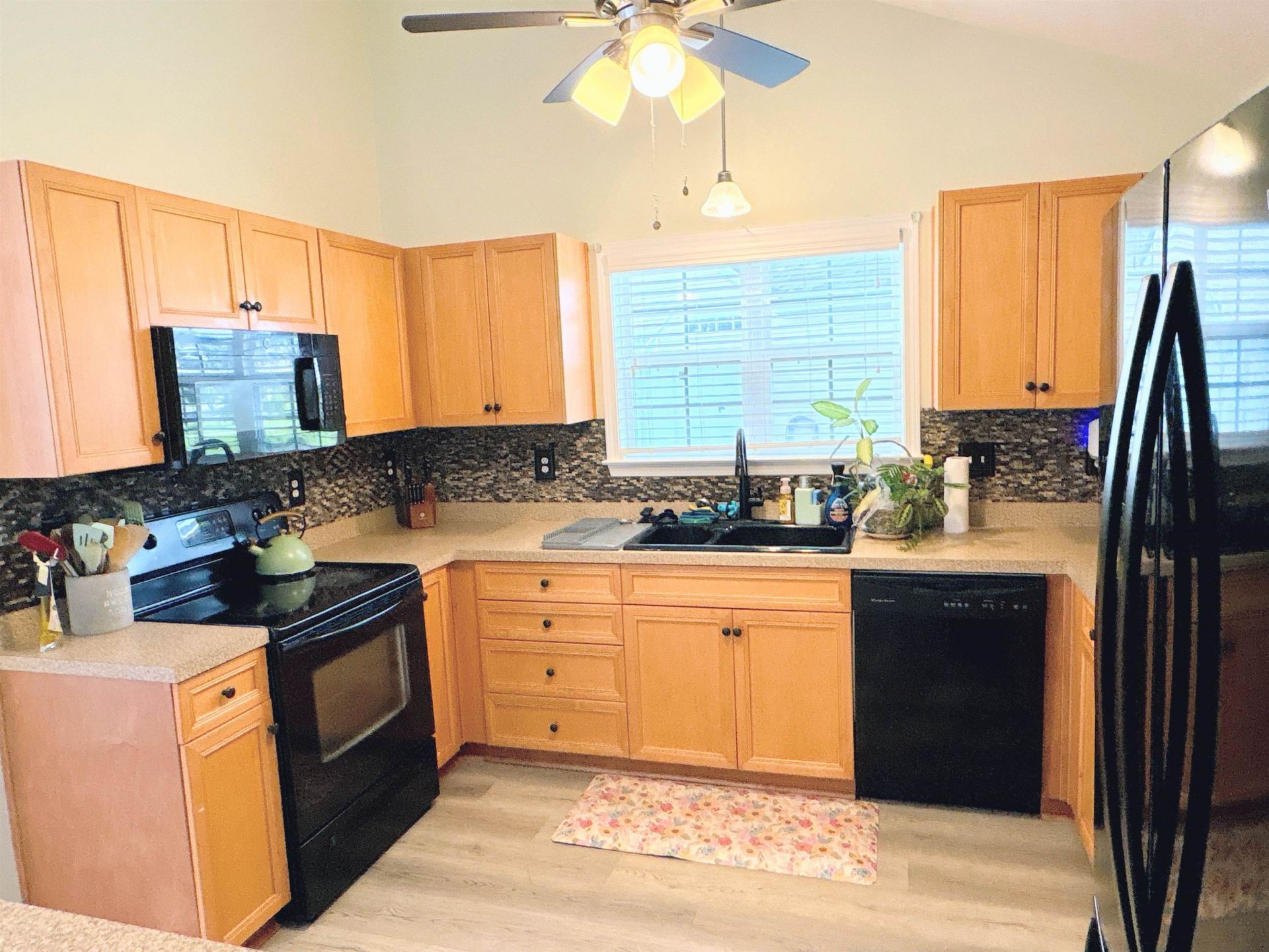 242 Four Leaf Ln. Photo 8