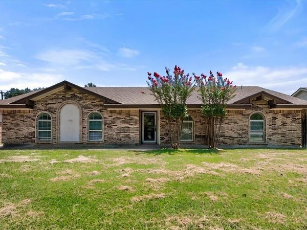 2001 San Jacinto Drive , Arlington, TX 76012
