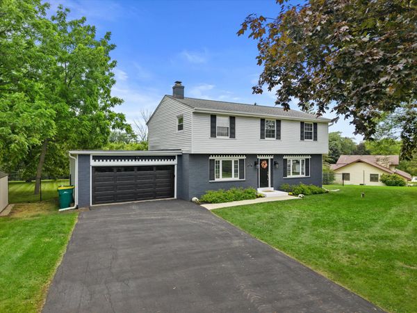 N113W13033 Crestview Dr, Germantown, WI 53022