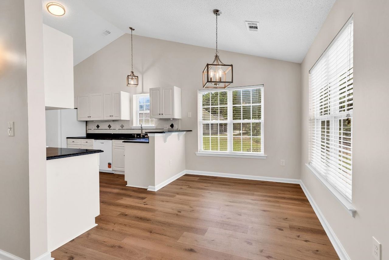 336 Lynco Ln.  Photo 9