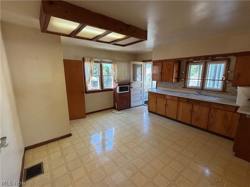 8305 Vineyard Avenue, Cleveland, OH 44105 Photo 14