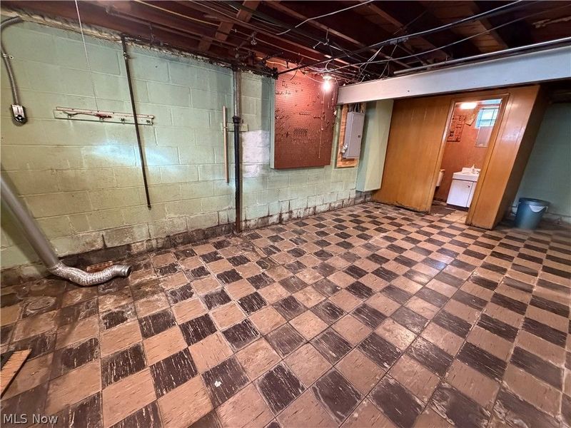 8305 Vineyard Avenue, Cleveland, OH 44105 Photo 35