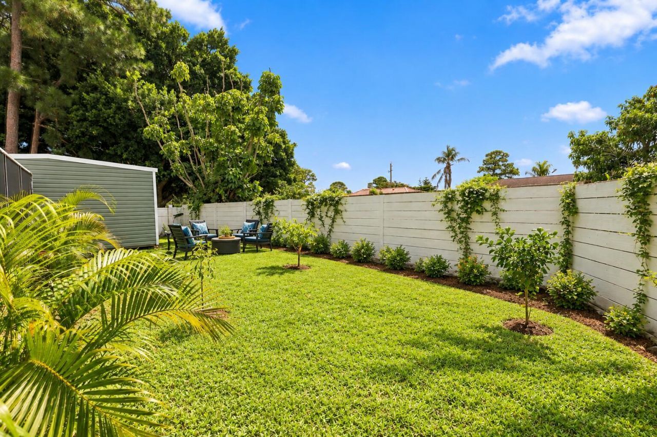 562 SW Eyerly Avenue, Port Saint Lucie, FL 34983 Photo