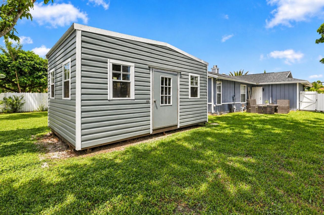 562 SW Eyerly Avenue, Port Saint Lucie, FL 34983 Photo