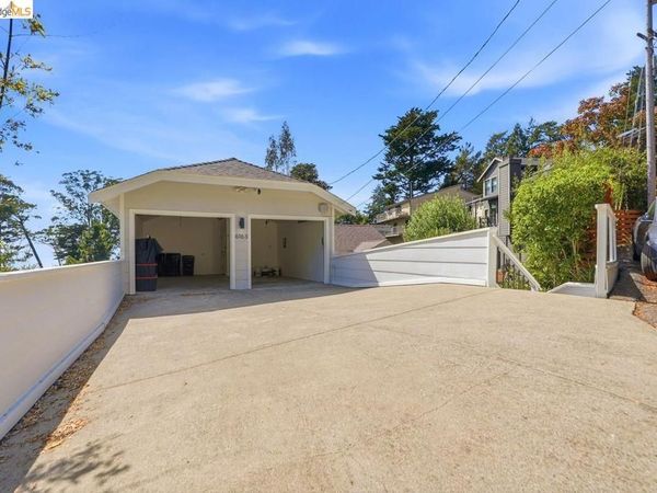 6163 Girvin Dr, Oakland, CA 94611