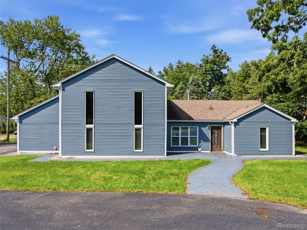 3700 Green Lake Road , West Bloomfield Township, Mi 48324