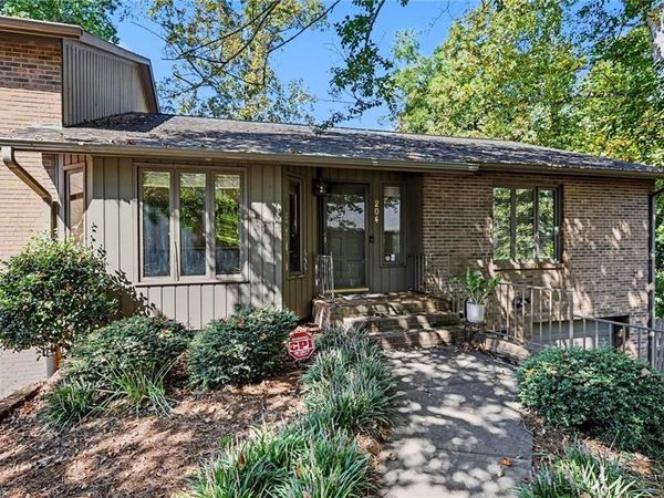 204 Ridgelea Court , Winston-Salem, NC 27104